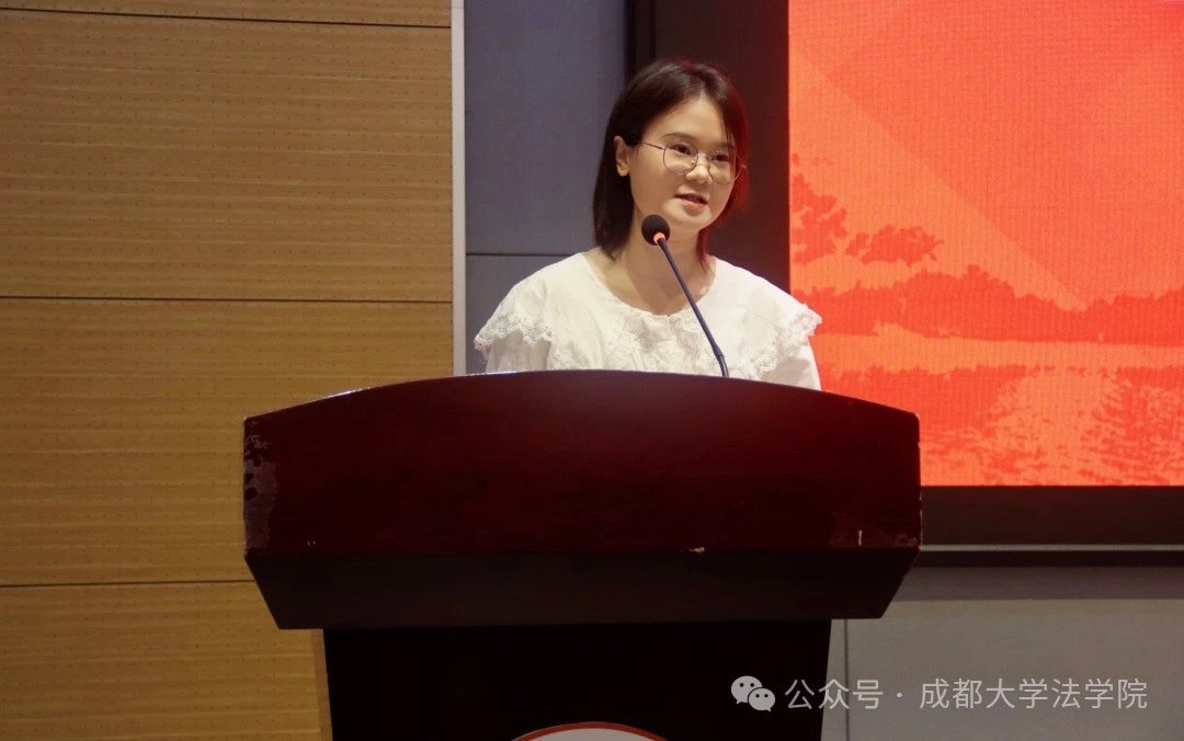 典礼由学工办主任杨寒老师主持
